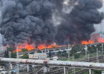 ვაგზლის ბაზრობის ტერიტორიაზე ხანძარია – დამწვარია სასაწყობე ფართები