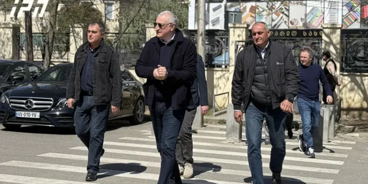 მამუკა ხაზარაძე თბილისის საქალაქო სასამართლოში გამოკითხვის ოქმის გასაცნობად მივიდა