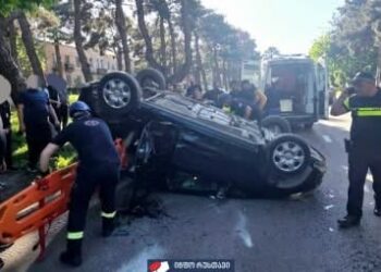 ერთმანეთს ორი ავტომობილი შეეჯახა, რა დროსაც ერთ-ერთი ამობრუნდა (+ვიდეო)