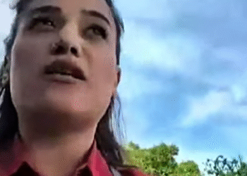 “ტვ პირველის” ინფორმაციით, გიორგი შინჯიკაშვილის მამა ჟურნალისტს ფიზიკურად გაუსწორდა – გაიტაცა ტელევიზიის კამერა და მობილური ტელეფონი