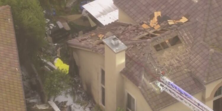 აშშ-ში მცირე ზომის თვითმფრინავი დასახლებულ უბანში ჩამოვარდა, დაღუპულია ორი ადამიანი