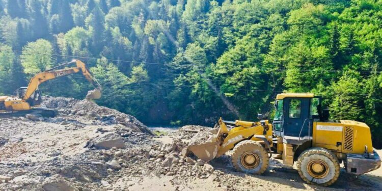 ქვემო სვანეთში, სადაც მეწყერი ჩამოწვა, მობილიზებულია მძიმე ტექნიკა და გზის გაწმენდითი სამუშაოები მიმდინარეობს – ლენტეხის მერია