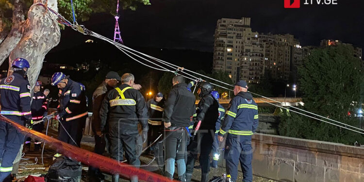 მაშველები მტკვრის სანაპიროზე