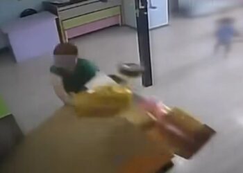 ვიდეო – რუსთავში საბავშვო ბაღში კარადა წაიქცა, რომლის წინაც ბავშვები თამაშობდნენ