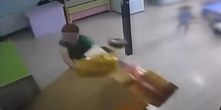 ვიდეო – რუსთავში საბავშვო ბაღში კარადა წაიქცა, რომლის წინაც ბავშვები თამაშობდნენ