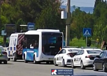 ავტობუსში დამუხრუჭების დროს მგზავრი სკამიდან გადავარდა – იგი კლინიკაში გადაიყვანა