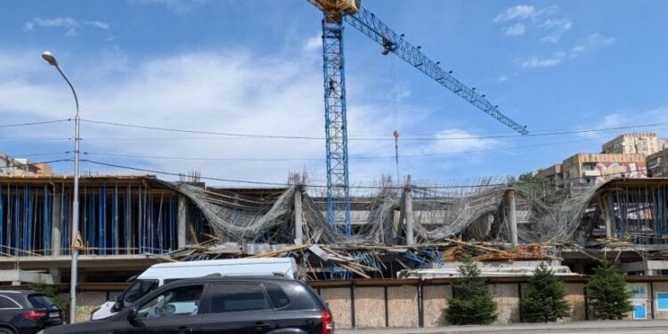 თბილისში მშენებარე შენობა ჩამოინგრა