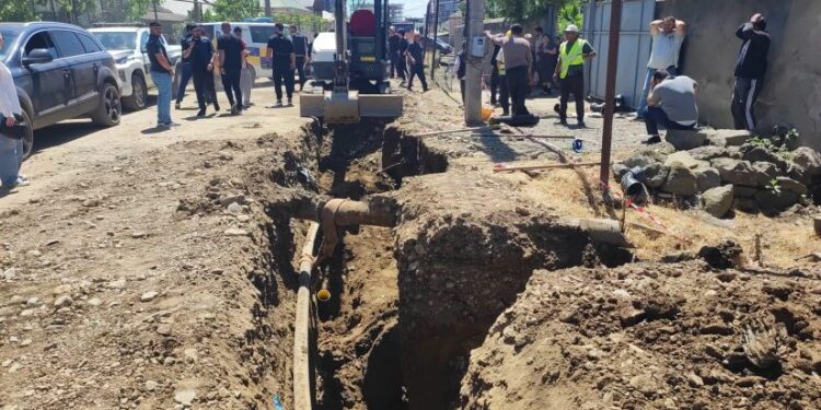 თხრილში 2 მუშა ჩავარდა, ერთი დაიღუპა – უბედური შემთხვევა მარნეულში