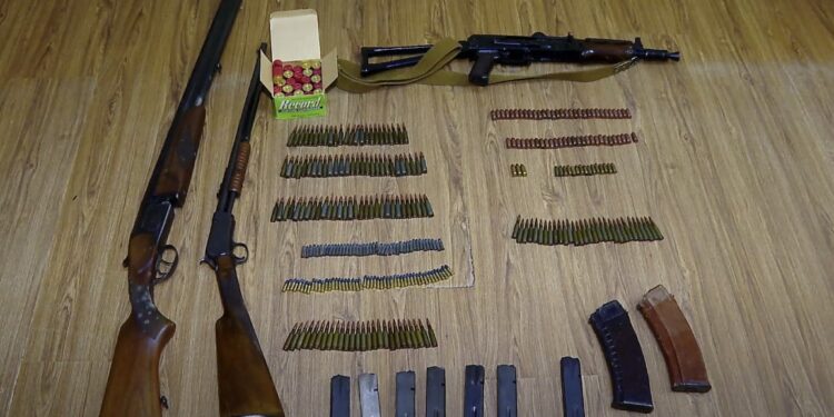 ვიდეო – პოლიციამ თბილისსა და რეგიონებში უკანონო ცეცხლსასროლი იარაღები და საბრძოლო მასალა ამოიღო – დაკავებულია 12 პირი