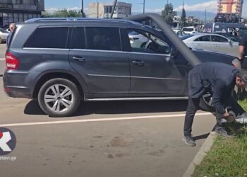 ვიდეო – ევაკუატორმა 2 ბოძი მოგლიჯა, რომლებიც შემდეგ გაჩერებულ ავტომობილებს დაეცა