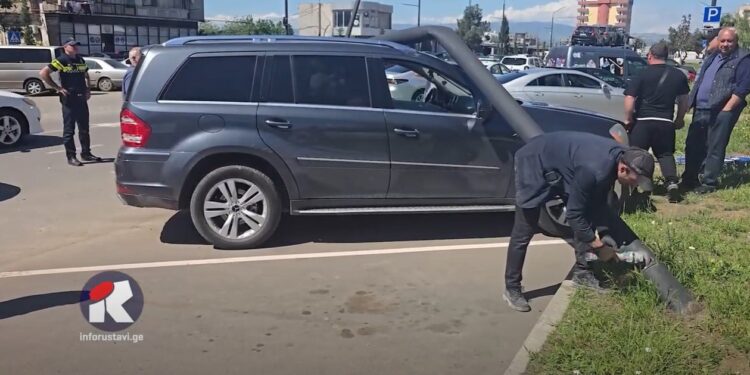 ვიდეო – ევაკუატორმა 2 ბოძი მოგლიჯა, რომლებიც შემდეგ გაჩერებულ ავტომობილებს დაეცა
