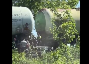 ვიდეო – მატარებელი მსუბუქ ავტომობილს შეეჯახა