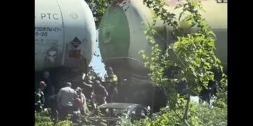 ვიდეო – მატარებელი მსუბუქ ავტომობილს შეეჯახა