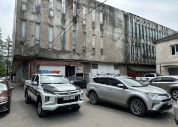 ოზურგეთის უნივერმაღის დირექტორს ნაჯახით თავს დაესხნენ