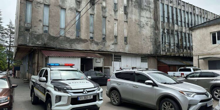 ოზურგეთის უნივერმაღის დირექტორს ნაჯახით თავს დაესხნენ