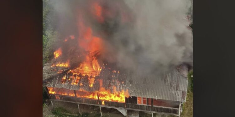 ხანძარი ოზურგეთში – ცეცხლი საცხოვრებელ სახლს გაუჩნდა