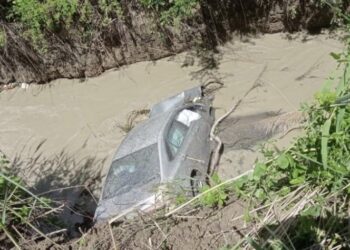 გზის მონაკვეთი მოულოდნელად ჩაინგრა და მოძრავი ავტომობილი მდინარეში ჩაიყოლა