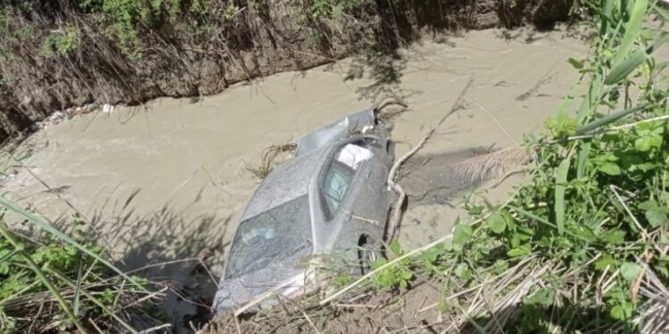 გზის მონაკვეთი მოულოდნელად ჩაინგრა და მოძრავი ავტომობილი მდინარეში ჩაიყოლა