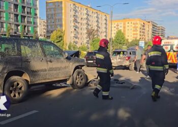 ვიდეო – ერთმანეთს სამი მანქანა შეეჯახა, არიან დაშავებულები
