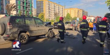 ვიდეო – ერთმანეთს სამი მანქანა შეეჯახა, არიან დაშავებულები