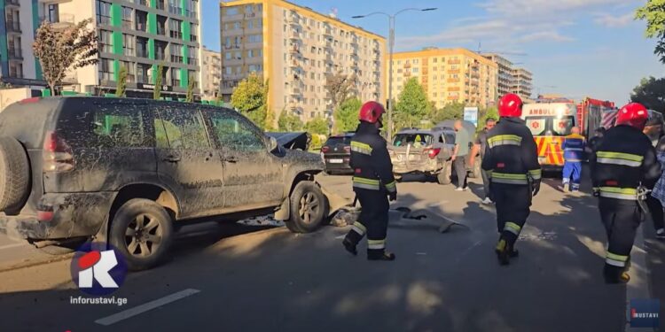 ვიდეო – ერთმანეთს სამი მანქანა შეეჯახა, არიან დაშავებულები