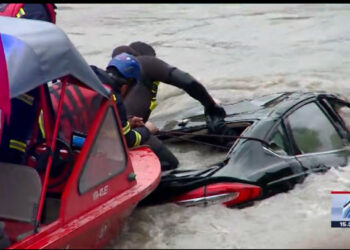 2 დღის წინ მტკვარში გადავარდნილი მანქანა ამ წუთებში წყლიდან ამოაქვთ