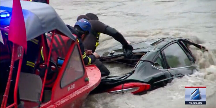 2 დღის წინ მტკვარში გადავარდნილი მანქანა ამ წუთებში წყლიდან ამოაქვთ