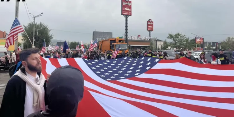 მსვლელობის მონაწილეები აშშ-ის საელჩოსთან მივიდნენ