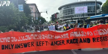 კულტურის სფეროს წარმომადგენლები და პატიმრების ოჯახის წევრები აქცია-მსვლელობას მართავენ