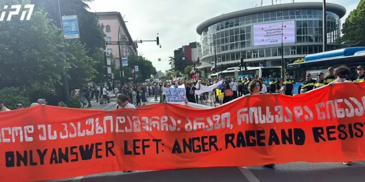 კულტურის სფეროს წარმომადგენლები და პატიმრების ოჯახის წევრები აქცია-მსვლელობას მართავენ