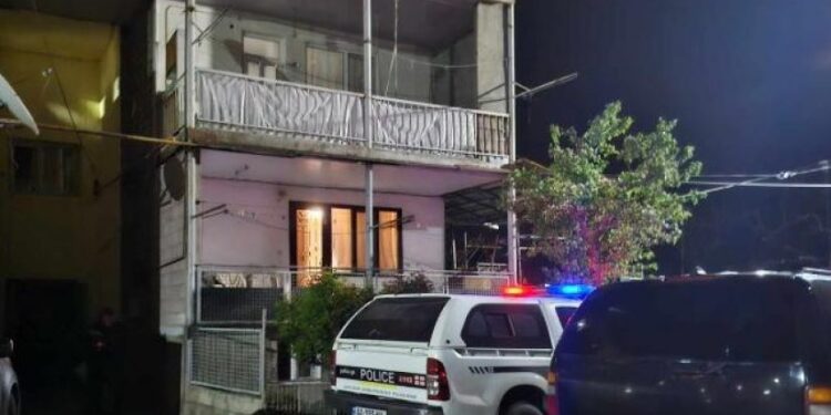 საცხოვრებელ კორპუსში ორი ადამიანის ცხედარი იპოვეს