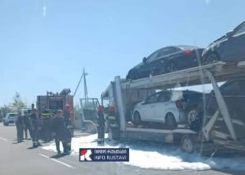 ავტობანზე მანქანებით დატვირთულ ევაკუატორს ცეცხლი გაუჩნდა