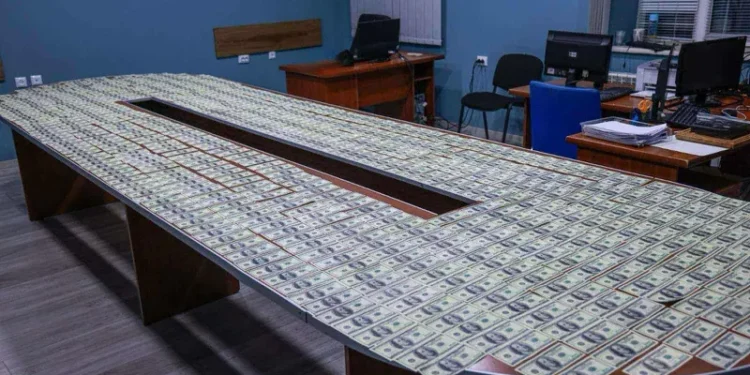 188 900 დოლარის ყალბი კუპიურა – დაკავებულია ორი პირი