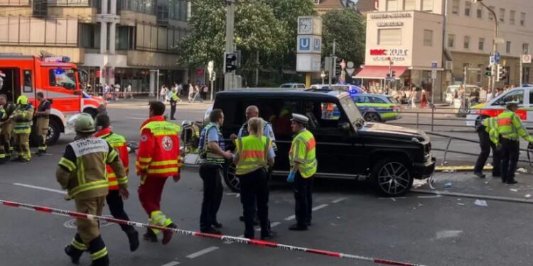 გერმანიაში, შტუტგარტში ავტომობილი ხალხში შევარდა – არიან დაშავებულები