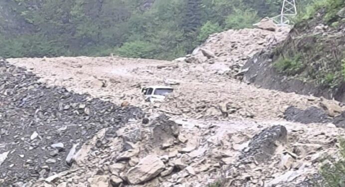 ლენტეხი-ლასდილის გზაზე მეწყერი ჩამოწვა – მასში ერთი ავტომობილი მოყვა