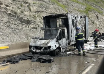 თბილისში, სატვირთო ავტომობილს ცეცხლი გაუჩნდა