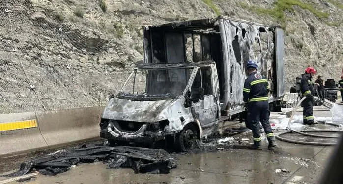 თბილისში, სატვირთო ავტომობილს ცეცხლი გაუჩნდა