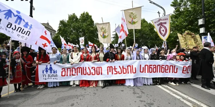 ოჯახის სიწმინდის დღესთან დაკავშირებით ქაშვეთის ტაძრიდან სამებისკენ მსვლელობა მიმდინარეობს