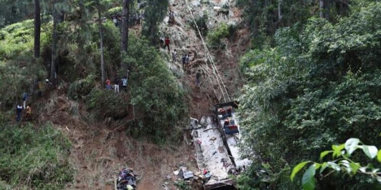 სამგზავრო ავტობუსი კლდიდან გადავარდა, დაიღუპა 21 ადამიანი – ავტოსაგზაო შემთხვევა შრი-ლანკაში