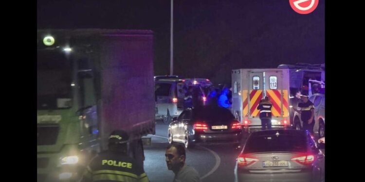 ცენტრალურ მაგისტრალზე სკოლის ექსკურსიის მიკროავტობუსი ავარიაში მოყვა