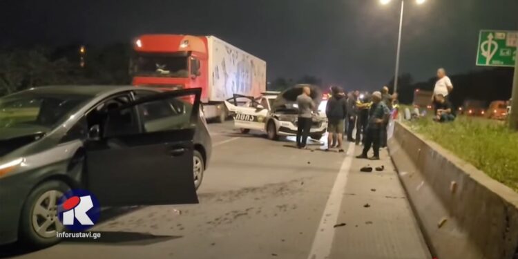ვიდეო: მსუბუქი ავტომობილი პატრულის ეკიპაჟს დაეჯახა – ავარია რუსთავი-თბილისის ავტობანზე