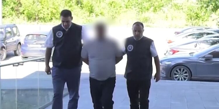 პროკურატურამ საჯარო მოხელისთვის ქრთამის მიცემის ფაქტზე ორი პირი დააკავა