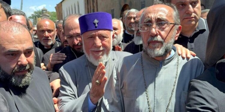 სომხეთში, შირაქის ეპარქიის მეთაური, მთავარეპისკოპოსი მიქაელ აჯაფაჰიანი ხელისუფლების დამხობის ბრალდებით დააკავეს