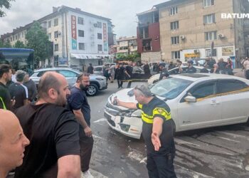 რამდენიმე ადამიანი დაშავდა ავარიის შედეგად ბათუმში