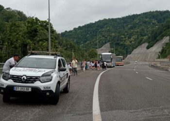 ექსკურსიის ავტობუსს ცენტრალურ ავტომაგისტრალზე ცეცხლი გაუჩნდა
