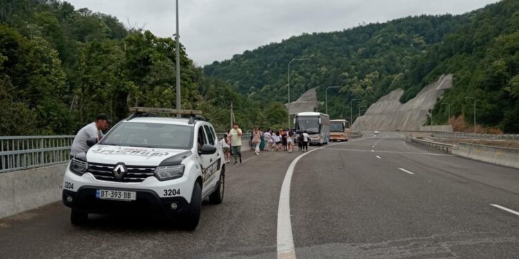 ექსკურსიის ავტობუსს ცენტრალურ ავტომაგისტრალზე ცეცხლი გაუჩნდა