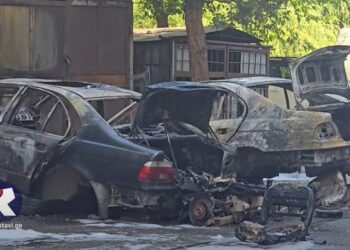 ვიდეო – რუსთავში 2 ავტომობილი დაიწვა