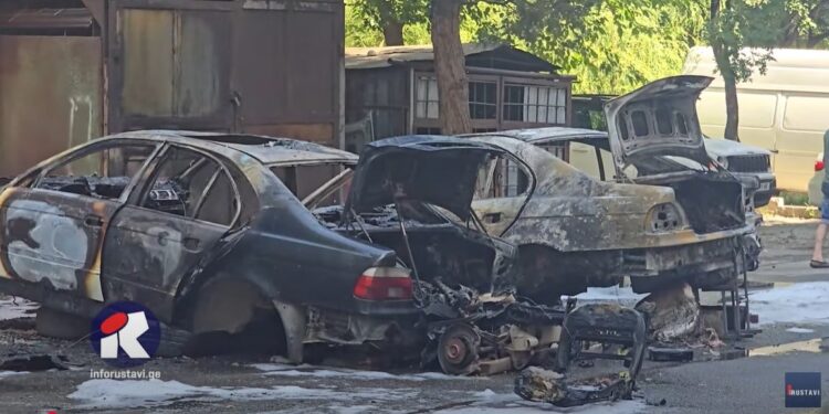 ვიდეო – რუსთავში 2 ავტომობილი დაიწვა