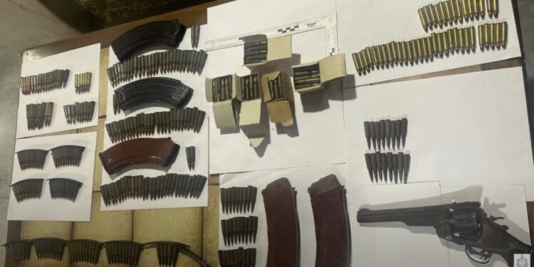 ვიდეო – პოლიციამ თბილისსა და რეგიონებში უკანონო ცეცხლსასროლი იარაღები და საბრძოლო მასალა ამოიღო – დაკავებულია 7 პირი