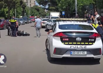 ვიდეო – ერთმანეთს მოტოციკლი და ავტომობილი შეეჯახა, დაშავდა ახალგაზრდა კაცი